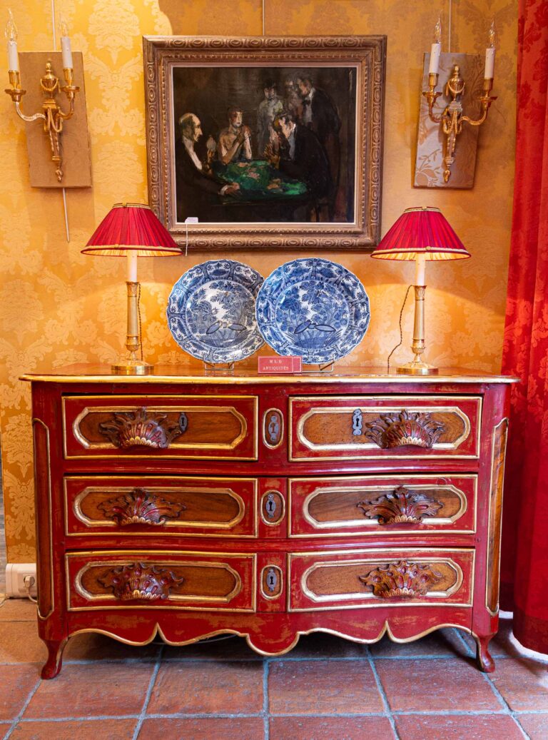 Commode en noyer sculpté laqué rouge et or travail du Languedoc d’époque Louis XV vers 1750